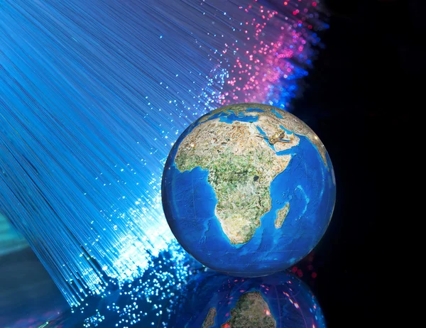 Computer gegevens concept met earth globe tegen glasvezel — Stockfoto