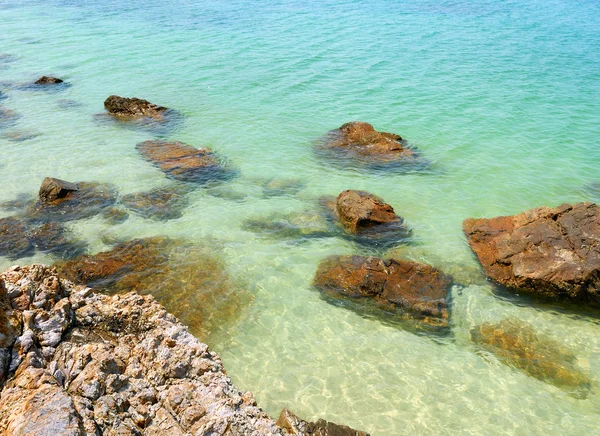 Zee grot en rotsen op de kustlijn van de strand van zee — Stockfoto