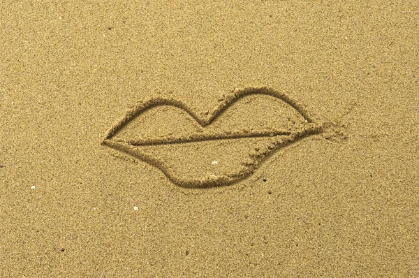 在沙子上绘制的嘴唇 — 图库照片