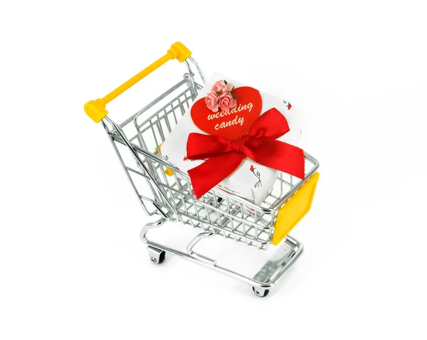 Weihnachtsschmuckschachtel mit Einkaufswagen auf weißem Hintergrund — Stockfoto