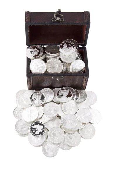 Чемодан, полный серебряных монет — стоковое фото