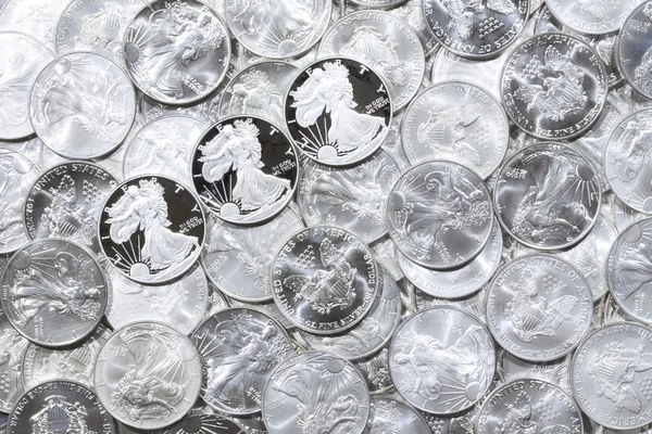 Monedas brillantes de plata —  Fotos de Stock