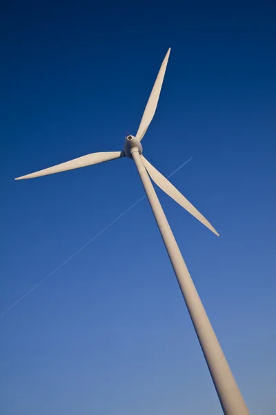 Windmolen met vliegtuig trail — Stockfoto