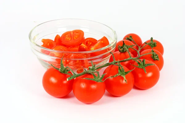 Izole Üzerinde Beyaz Kiraz Tomates Bütün Cam Kase — Stok fotoğraf