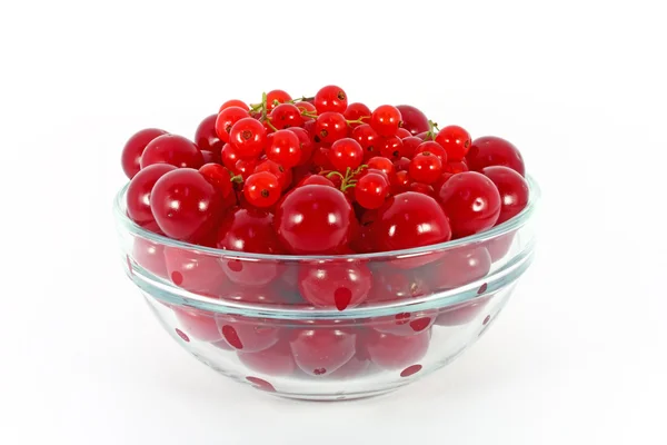 Sweet Cherry Czerwone Porzeczki Szklanej Misce Białym Tle — Zdjęcie stockowe