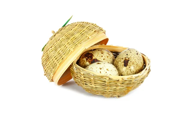 Três ovos em uma cesta pequena — Fotografia de Stock
