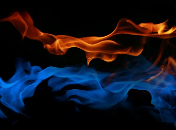 黑色背景上的火和冰 — 图库照片