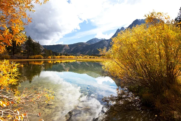 秋の湖 ロイヤリティフリーのストック写真