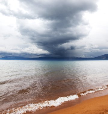 Göl üzerinde fırtına