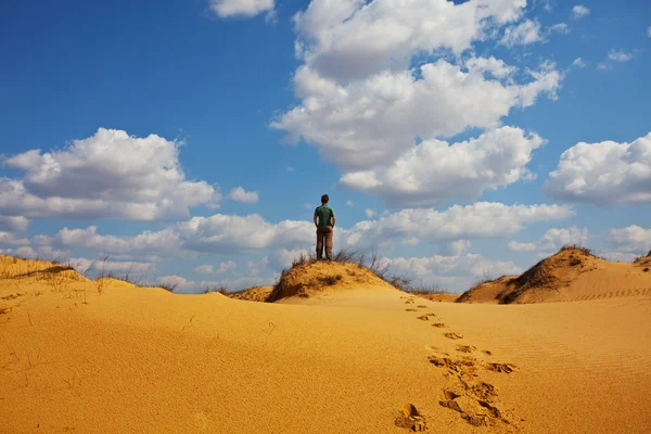 Mendaki di padang pasir — Stok Foto