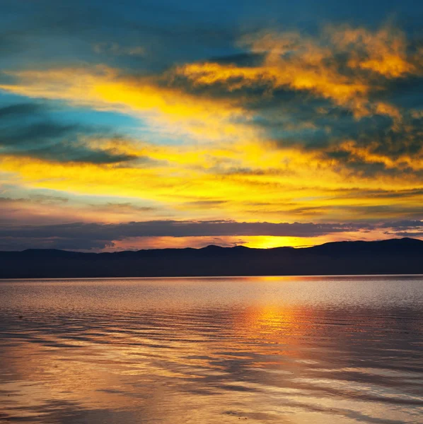 Λίμνη στο ηλιοβασίλεμα — Φωτογραφία Αρχείου