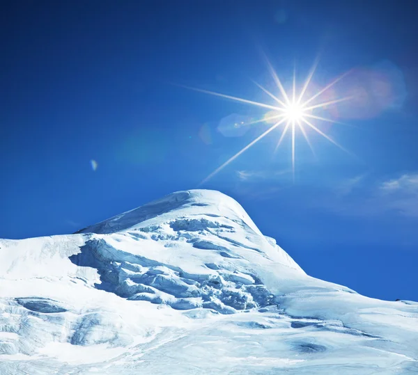 Snowy szczyt — Zdjęcie stockowe
