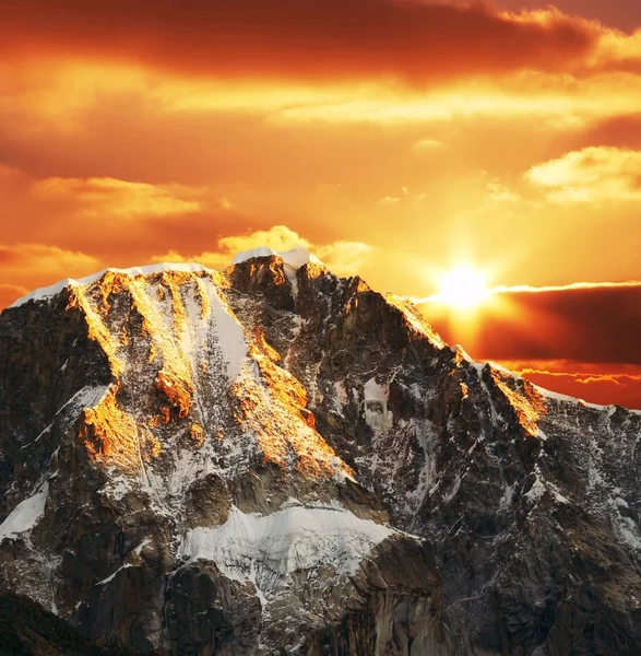 Cordilleras berg bij zonsondergang — Stockfoto