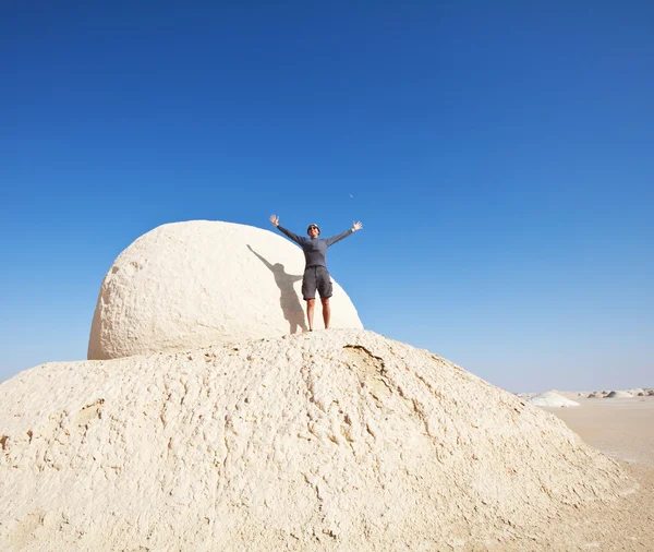 Похід білою пустелею — стокове фото