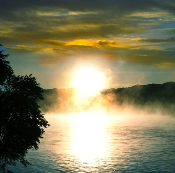 Озеро на заході сонця — стокове фото