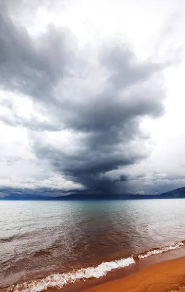 Storm on lake — Stock Photo, Image