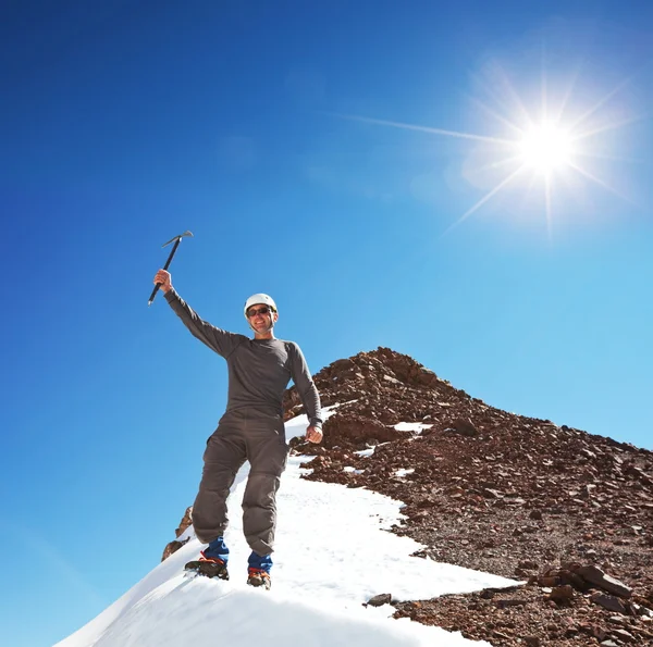 Bergsteiger an der Spitze — Stockfoto