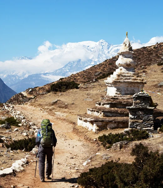 Stupa in mountains — Stock Photo, Image