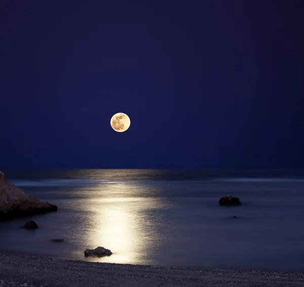 Місячне світло на море — стокове фото