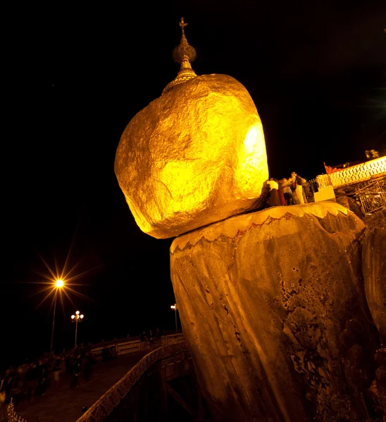 Złota skała w nocy — Zdjęcie stockowe