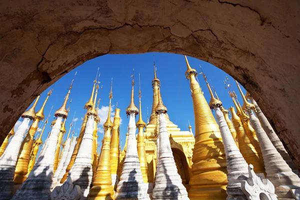 Buddhistické stúp v Myanmaru, jezero inle — Stock fotografie