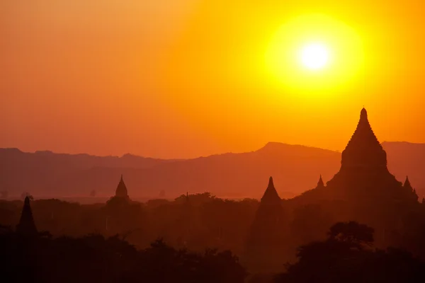 ミャンマーでは日没でバガン — ストック写真