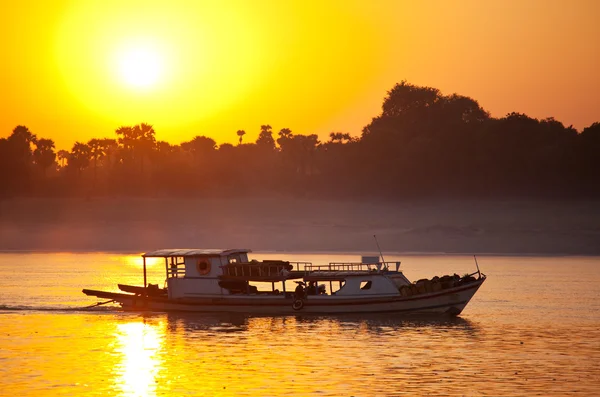 Boot bij zonsondergang — Stockfoto