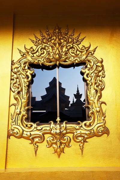 Золотой декор на окне — стоковое фото