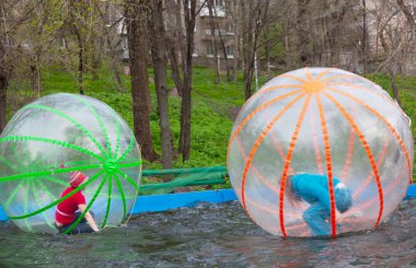 zorb içinde oynayan kızlar