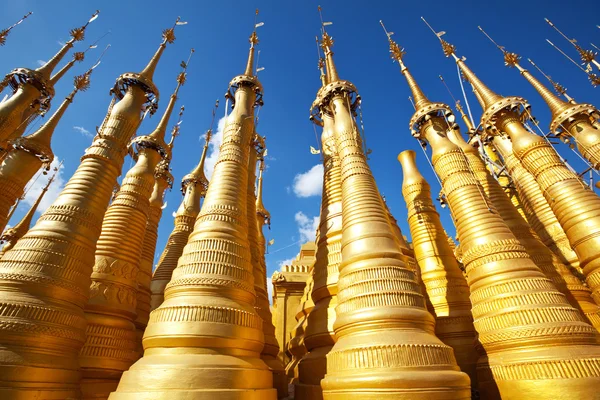 Boeddhistische stoepa's in myanmar — Stockfoto