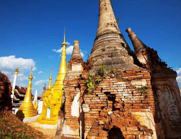 Estupas budistas en Myanmar, Lago Inle — Foto de Stock