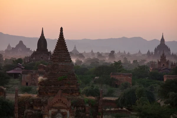 Bagan bij zonsondergang in myanmar — Stockfoto