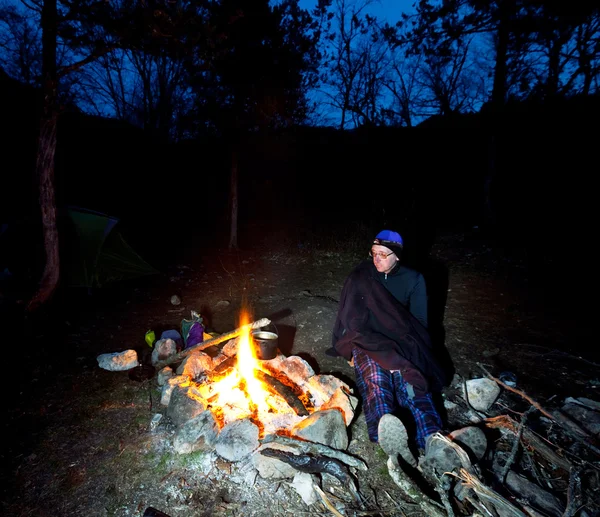 Men near campfire — Stock Photo, Image