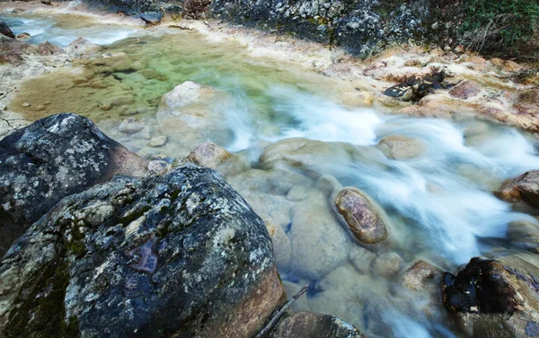Catarata en un pequeño río — Foto de Stock