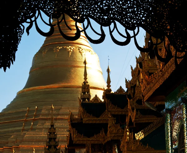 Boeddhistische stoepa's in myanmar, Inlemeer — Stockfoto