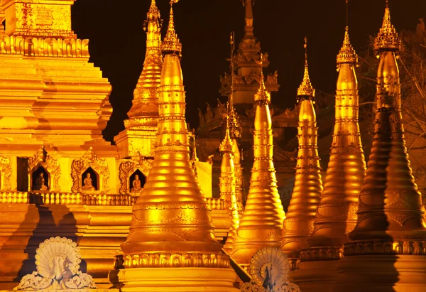 Pagoda gecede — Stok fotoğraf
