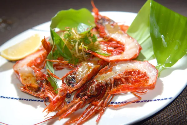 Crevettes tigrées frites sur un gril — Photo