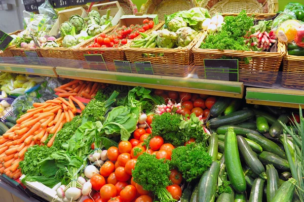 Gemüse im Schaufenster des Marktes — Stockfoto