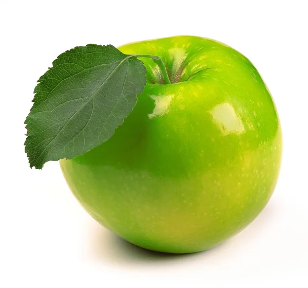 Frischer grüner Apfel mit grünem Blatt — Stockfoto
