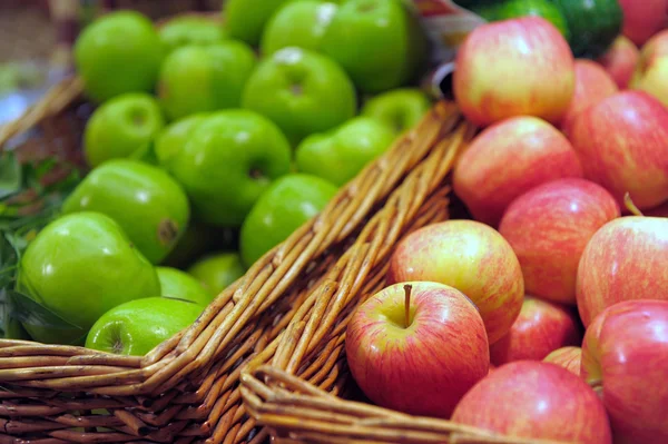 Las manzanas en el escaparate de la tienda — Foto de Stock