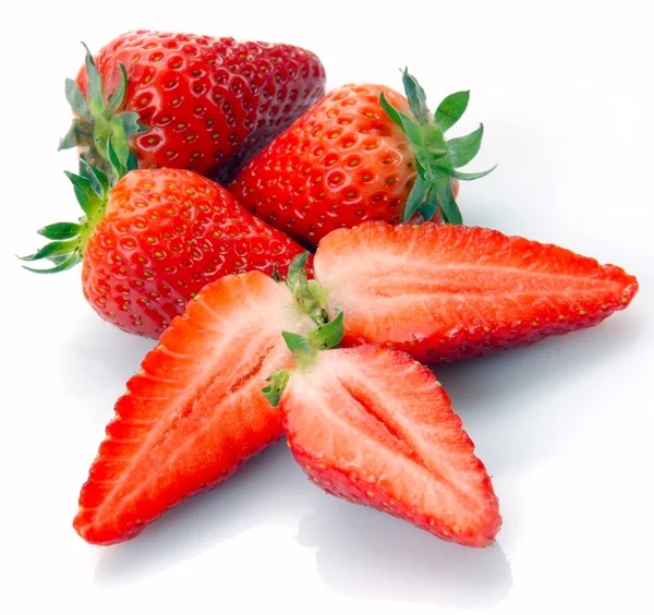 整个草莓和一半白色上孤立 — 图库照片