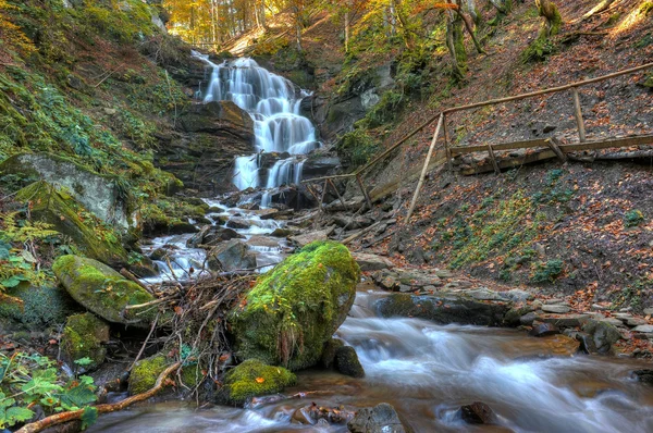 Vodopády v lese — Stock fotografie