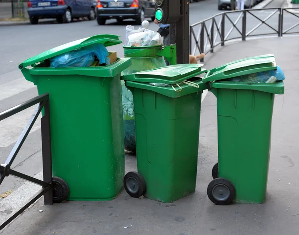Trzy zbiorniki śmieci z tworzyw sztucznych — Zdjęcie stockowe
