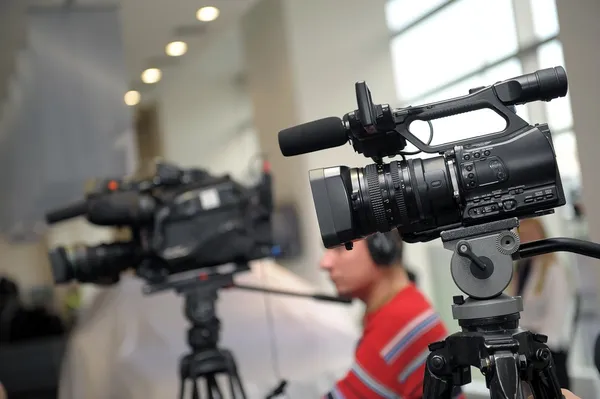 Videocamera and journalists — Stock Photo, Image