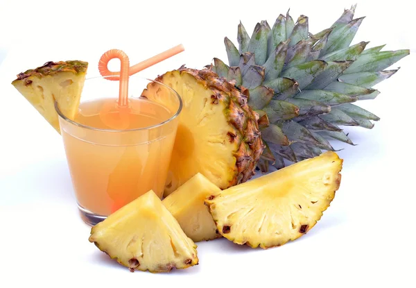 Свежий ананасовый сок и ананасовые фрукты — стоковое фото