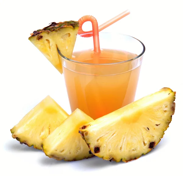 Стакан свежего ананасового сока и ананаса — стоковое фото