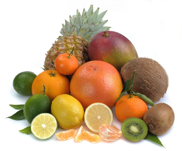 Conjunto de frutas cítricas e tropicais sobre fundo branco — Fotografia de Stock
