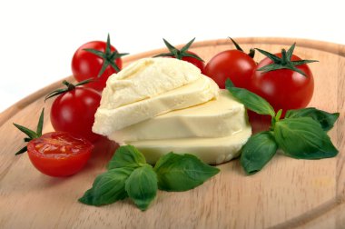 Mozzarella peyniri domates fesleğen ahşap oyun tahtası