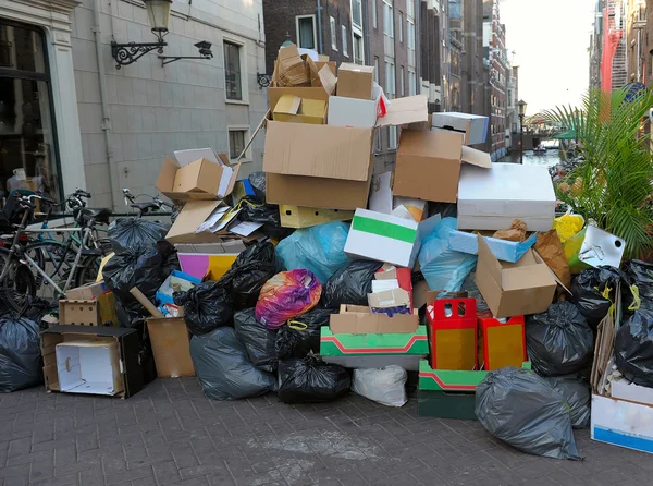 Scaricate la spazzatura per le strade — Foto Stock