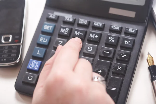 Kobieta Pracuje Biurze Dokument Kalkulator — Zdjęcie stockowe